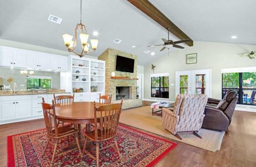 New Braunfels House | Beautiful Lakefront Cabin - Something For Everyone