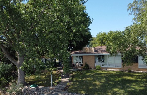 Saint James House | Beautiful lakefront 3 bedroom 2 bathroom home.