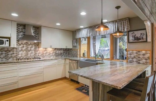 Walterville House | Beautiful lakefront home in Vida, Or