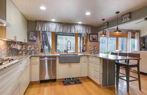 Walterville House | Beautiful lakefront home in Vida, Or