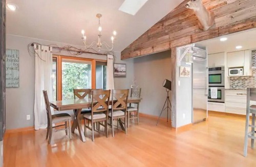 Walterville House | Beautiful lakefront home in Vida, Or