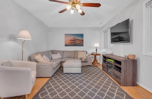 Colebrook House | Beautiful Lakeside 3 Bedroom Cottage