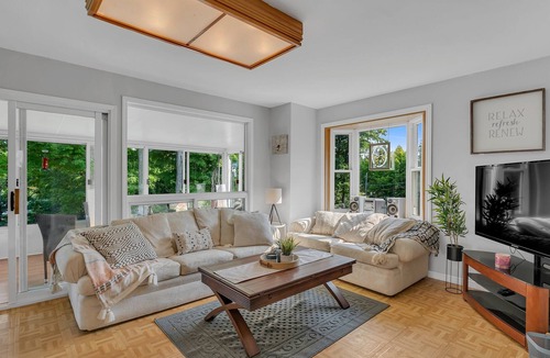 Colebrook House | Beautiful Lakeside 3 Bedroom Cottage