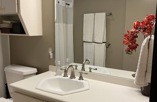 Lakeway House | Beautiful Lakeside Guesthouse with Pool and Hot Tub