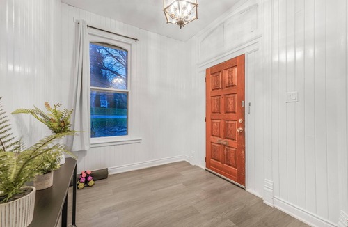 Barrie House | Beautiful Lakeside Heritage Home in BarrienBright and Spacious Stay