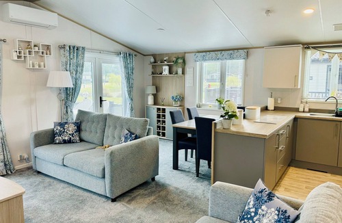 East Dereham Cabin | Beautiful lakeside Lodge in tranquil setting