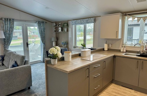 East Dereham Cabin | Beautiful lakeside Lodge in tranquil setting