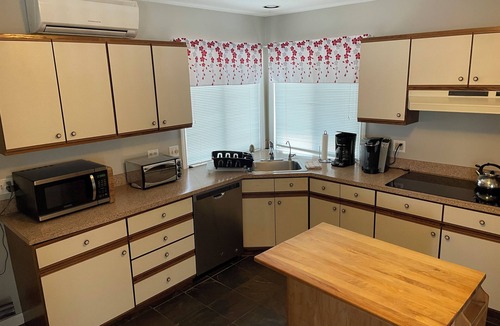 Auburn House | Beautiful lakeside property with full amenities