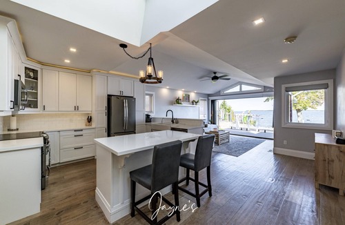 Alcona Cottage | Beautiful Lakeside Retreat on Lake Simcoe