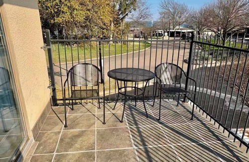 Garland Condo | Beautiful Lakeview 2BR Condo -Modern & Cozy with Pool