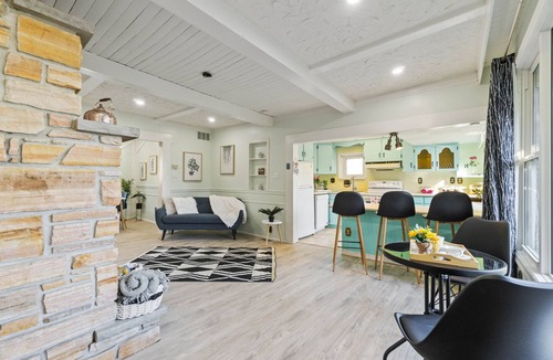 Ajax Cottage | Beautiful Lakeview Cottage on the Beach