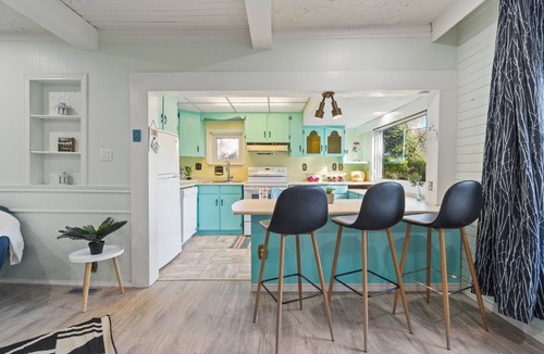Ajax Cottage | Beautiful Lakeview Cottage on the Beach