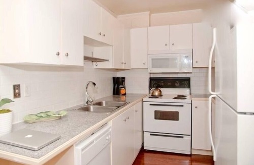 Roncesvalles Village House | Beautiful Large 2000SF Three Bdrm Apt Roncesvalles/High Park