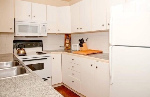 Roncesvalles Village House | Beautiful Large 2000SF Three Bdrm Apt Roncesvalles/High Park