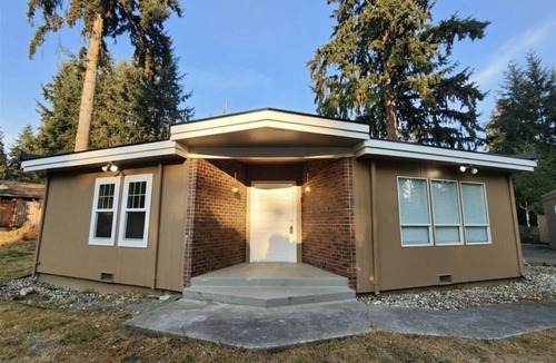Silver Lake House | Beautiful large 4 bedrooms one level home in Everett.