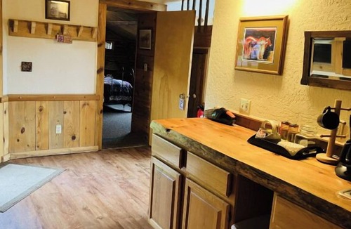 Wolf Creek Cabin | Beautiful, Large and Modern Cabin.