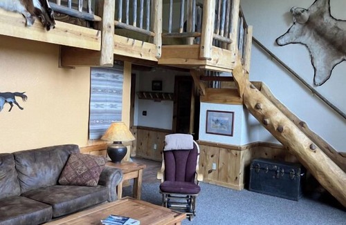 Wolf Creek Cabin | Beautiful, Large and Modern Cabin.