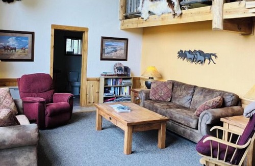 Wolf Creek Cabin | Beautiful, Large and Modern Cabin.