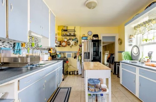 Eastside House | Beautiful Large Colonial Home