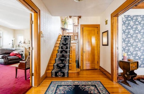 Eastside House | Beautiful Large Colonial Home