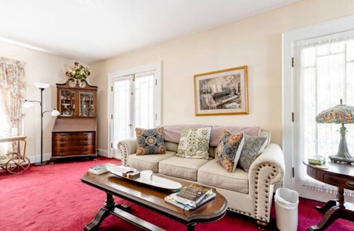 Eastside House | Beautiful Large Colonial Home