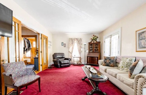 Eastside House | Beautiful Large Colonial Home