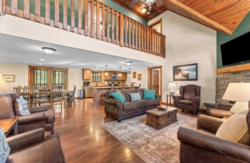 Reeds Spring Cabin | BEAUTIFUL LODGE with 7 Master Suites! By Pool!