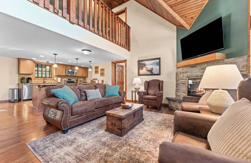 Reeds Spring Cabin | BEAUTIFUL LODGE with 7 Master Suites! By Pool!
