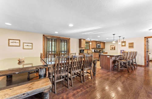 Reeds Spring Cabin | BEAUTIFUL LODGE with 7 Master Suites! By Pool!