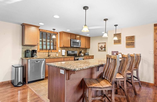 Reeds Spring Cabin | BEAUTIFUL LODGE with 7 Master Suites! By Pool!