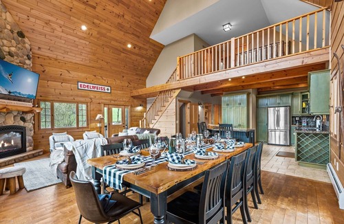 Ellicottville Cabin | Beautiful Log Cabin! Hot-Tub, Bonfire & Private Yet 4 Mins to Downtown!