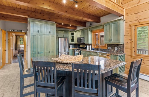 Ellicottville Cabin | Beautiful Log Cabin! Hot-Tub, Bonfire & Private Yet 4 Mins to Downtown!