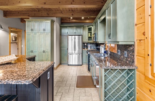 Ellicottville Cabin | Beautiful Log Cabin! Hot-Tub, Bonfire & Private Yet 4 Mins to Downtown!