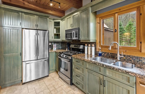 Ellicottville Cabin | Beautiful Log Cabin! Hot-Tub, Bonfire & Private Yet 4 Mins to Downtown!