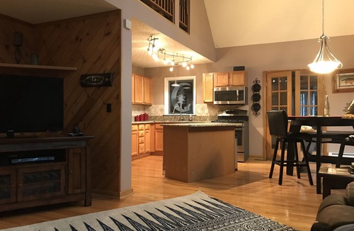 Lake Ariel Cabin | Beautiful Log Cabin in The Hideout