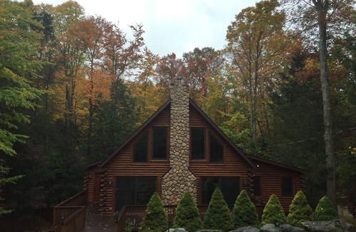 Lake Ariel Cabin | Beautiful Log Cabin in The Hideout