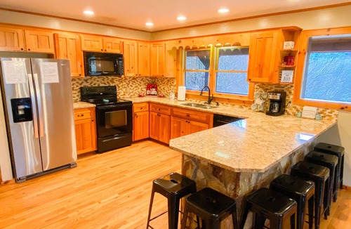 Piney Creek Cabin | Beautiful Log Cabin with Private Pond & Dock Memorial Day Weekend Just Opened Up