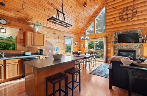 Auburn House | Beautiful Log Home, Lake side.