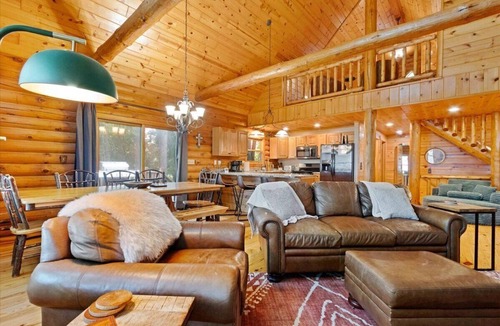 Big Bay House | BEAUTIFUL LOG HOME ON THE WESTERN SHORES OF LAKE PETENWELL