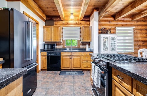 Ruthven House | Beautiful Log House with Fire Pit and Access to Private Trails