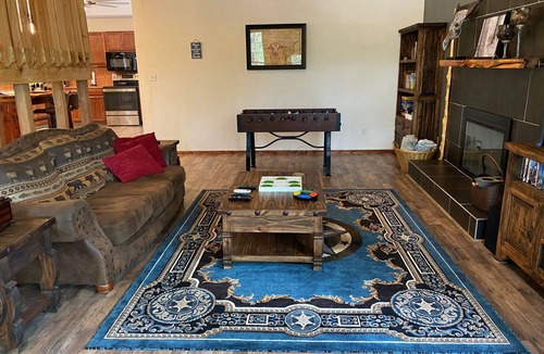 Gordonville House | Beautiful Longhorn Lodge at Lake Texoma!