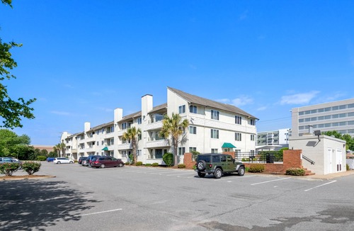 Northeast Virginia Beach Condo | Beautiful Luxury Condo 1.5 blocks from Oceanfront, private parking and a pool