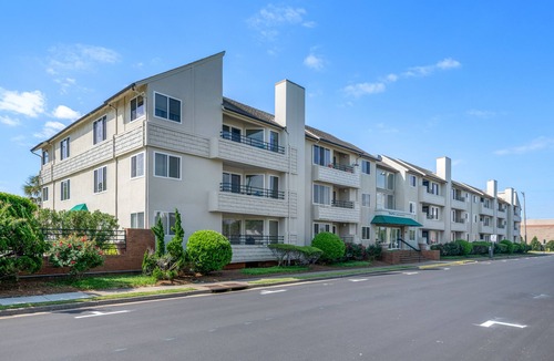 Northeast Virginia Beach Condo | Beautiful Luxury Condo 1.5 blocks from Oceanfront, private parking and a pool