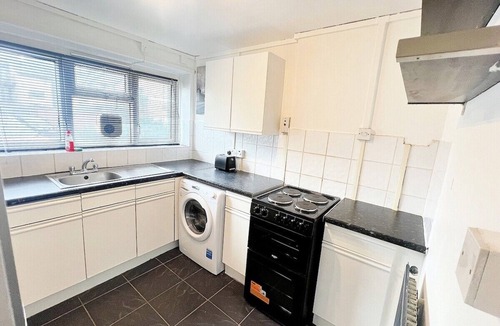 Broad Green Apartment | Beautiful Modern Apt (Sleeps 5)