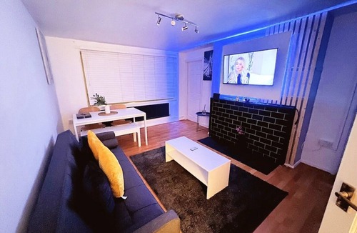 Broad Green Apartment | Beautiful Modern Apt (Sleeps 5)