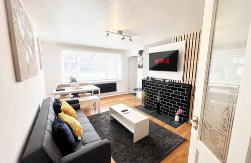 Broad Green Apartment | Beautiful Modern Apt (Sleeps 5)