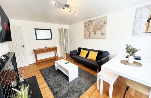 Broad Green Apartment | Beautiful Modern Apt (Sleeps 5)