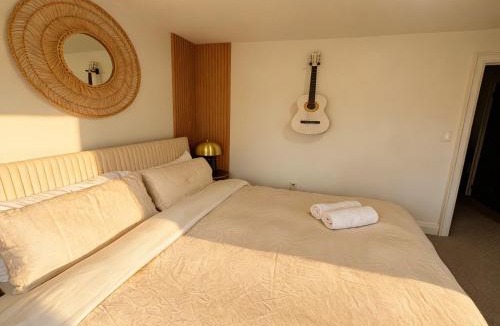 Hamilton House | Beautiful modern 2Bdr sunny home with French decor