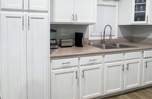 Compton House | Beautiful & modern 3-bedroom home in Compton CA, with a great outdoor space.