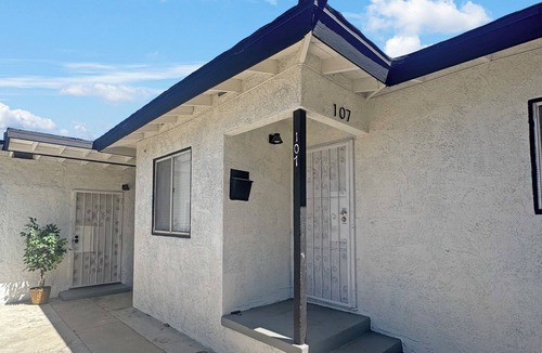 Compton House | Beautiful & modern 3-bedroom home in Compton CA, with a great outdoor space.